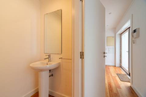 Apartamento T3 Remodelado com Pátio Privativo em São Bento!