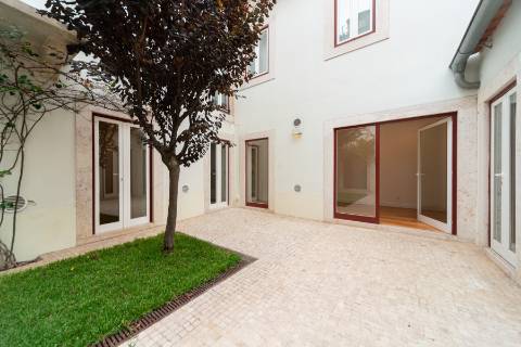 Apartamento T3 Remodelado com Pátio Privativo em São Bento!