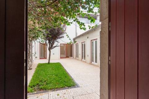 Apartamento T3 Remodelado com Pátio Privativo em São Bento!