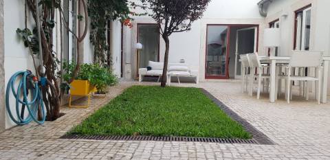 Apartamento T3 Remodelado com Pátio Privativo em São Bento!