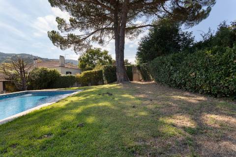 Moradia T8 com jardim e Piscina, em Galamares, Sintra