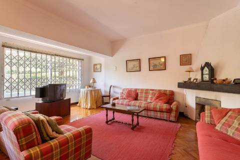 Moradia T8 com jardim e Piscina, em Galamares, Sintra