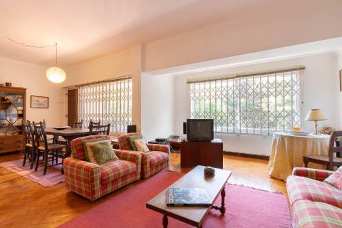 Moradia T8 com jardim e Piscina, em Galamares, Sintra