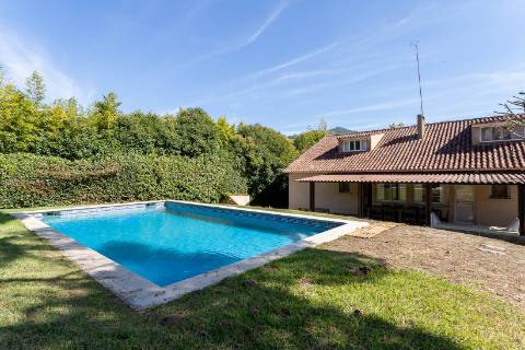 Moradia T8 com jardim e Piscina, em Galamares, Sintra