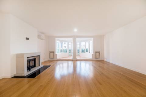 Excelente apartamento T4 com 2 terraços e estacionamento nas Amoreiras