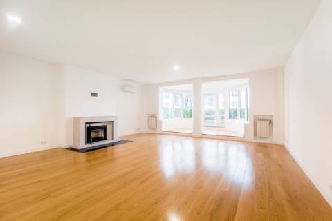 Excelente apartamento T4 com 2 terraços e estacionamento nas Amoreiras