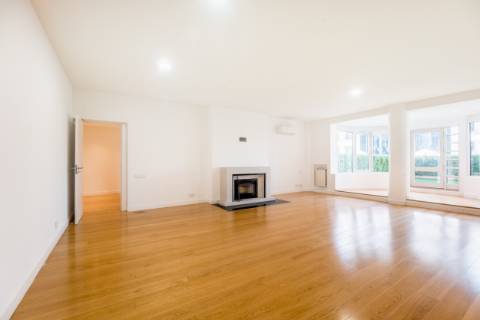 Excelente apartamento T4 com 2 terraços e estacionamento nas Amoreiras