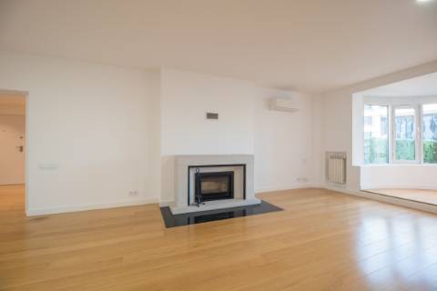 Excelente apartamento T4 com 2 terraços e estacionamento nas Amoreiras