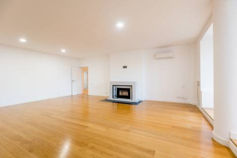 Excelente apartamento T4 com 2 terraços e estacionamento nas Amoreiras