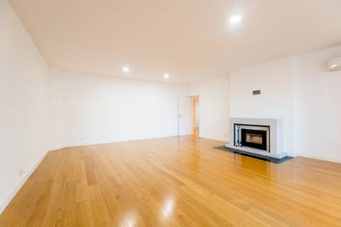 Excelente apartamento T4 com 2 terraços e estacionamento nas Amoreiras