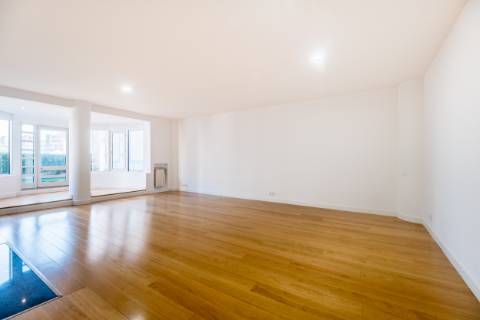 Excelente apartamento T4 com 2 terraços e estacionamento nas Amoreiras