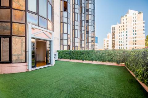 Excelente apartamento T4 com 2 terraços e estacionamento nas Amoreiras