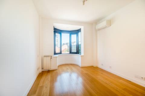 Excelente apartamento T4 com 2 terraços e estacionamento nas Amoreiras