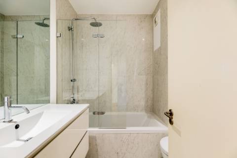 Excelente apartamento T4 com 2 terraços e estacionamento nas Amoreiras