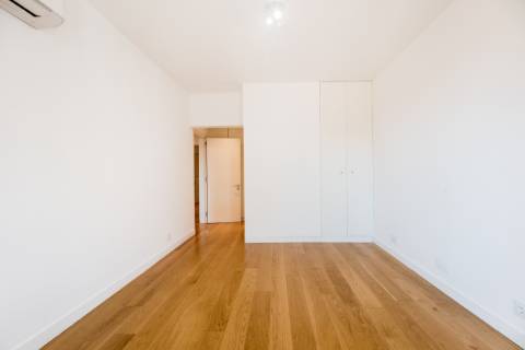 Excelente apartamento T4 com 2 terraços e estacionamento nas Amoreiras