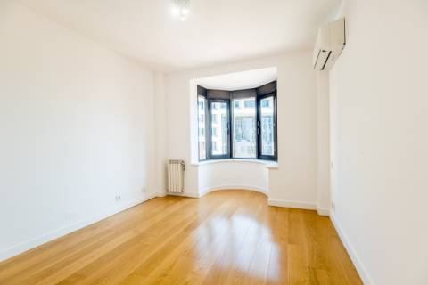 Excelente apartamento T4 com 2 terraços e estacionamento nas Amoreiras