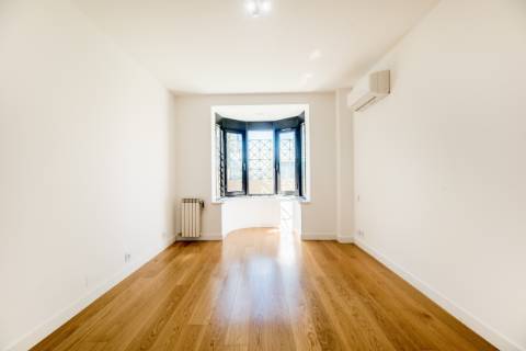 Excelente apartamento T4 com 2 terraços e estacionamento nas Amoreiras