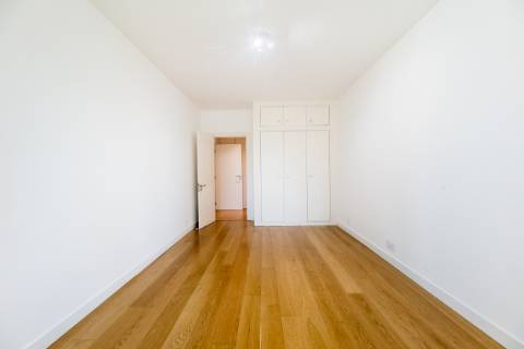 Excelente apartamento T4 com 2 terraços e estacionamento nas Amoreiras