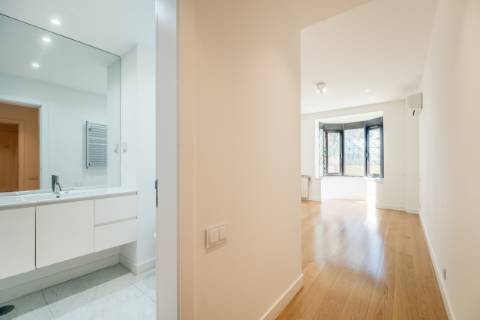 Excelente apartamento T4 com 2 terraços e estacionamento nas Amoreiras