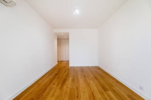 Excelente apartamento T4 com 2 terraços e estacionamento nas Amoreiras