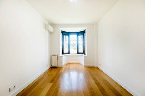 Excelente apartamento T4 com 2 terraços e estacionamento nas Amoreiras