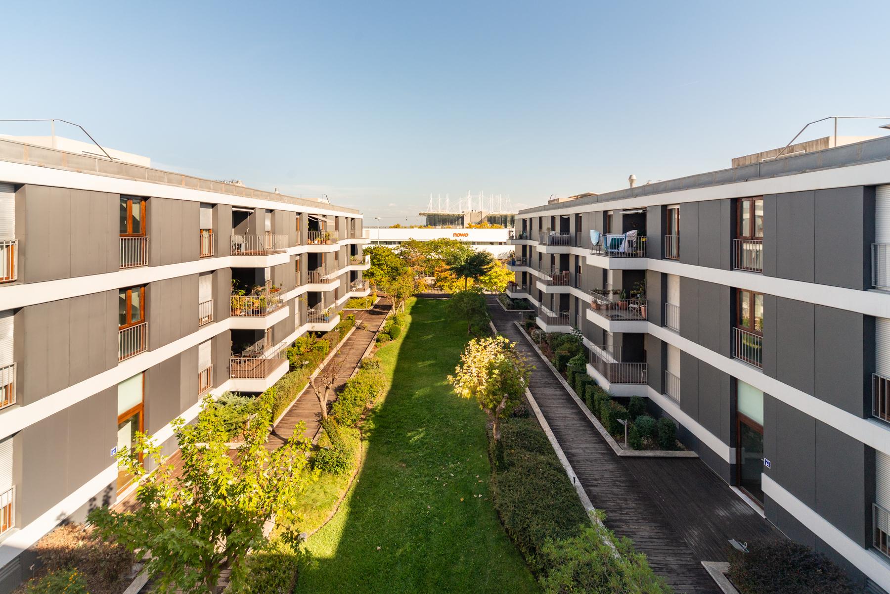 T3, com jardim de condomínio, garagem e porteiro