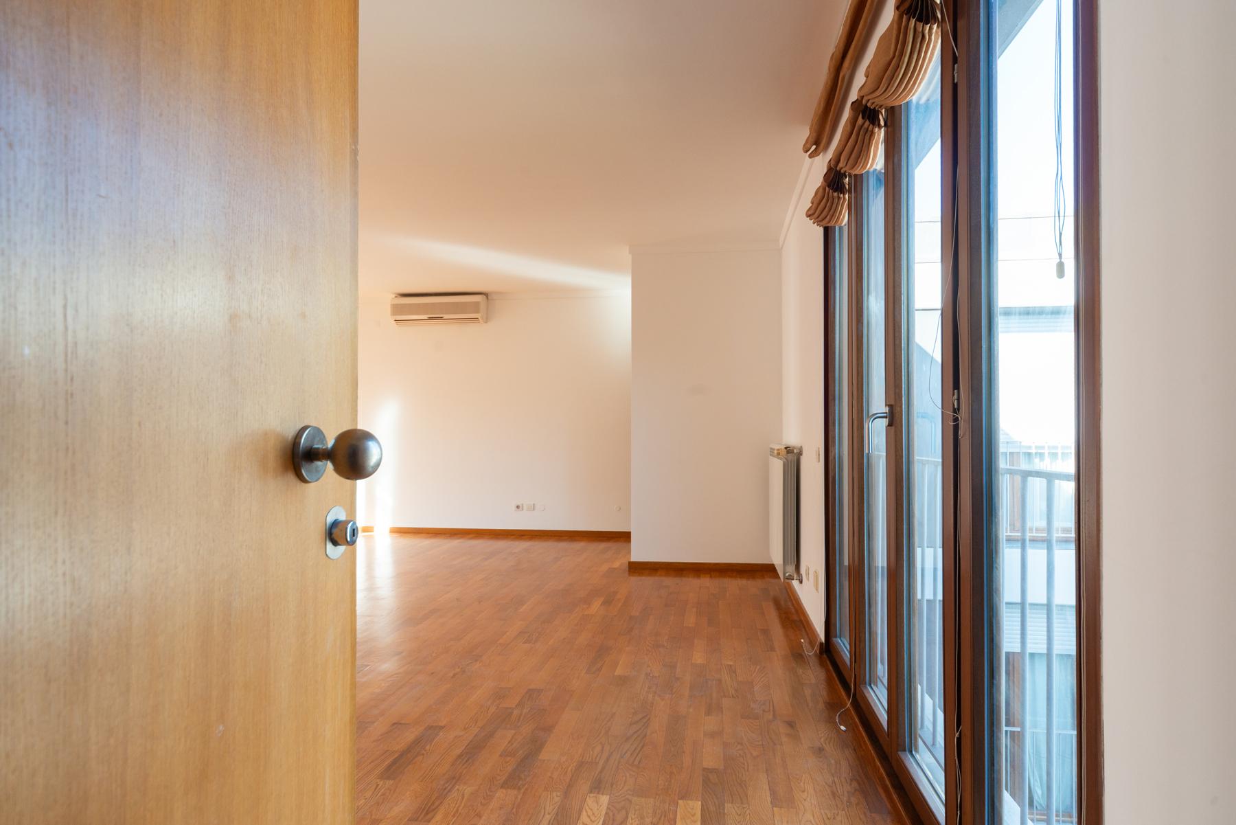 T3, com jardim de condomínio, garagem e porteiro