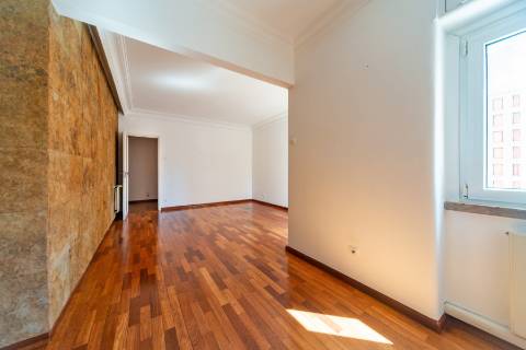 Apartamento T3 com varanda, ar condicionado e acesso a terraço comum, localizado em Entrecampos, Lisboa