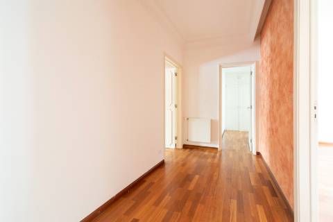 Apartamento T3 com varanda, ar condicionado e acesso a terraço comum, localizado em Entrecampos, Lisboa