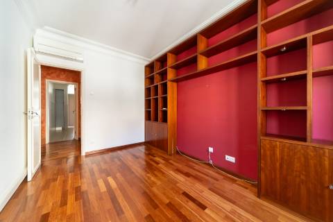 Apartamento T3 com varanda, ar condicionado e acesso a terraço comum, localizado em Entrecampos, Lisboa