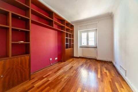 Apartamento T3 com varanda, ar condicionado e acesso a terraço comum, localizado em Entrecampos, Lisboa