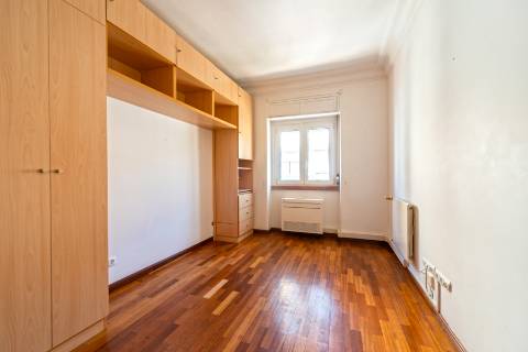 Apartamento T3 com varanda, ar condicionado e acesso a terraço comum, localizado em Entrecampos, Lisboa
