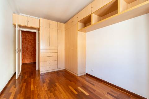 Apartamento T3 com varanda, ar condicionado e acesso a terraço comum, localizado em Entrecampos, Lisboa