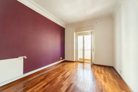 Apartamento T3 com varanda, ar condicionado e acesso a terraço comum, localizado em Entrecampos, Lisboa