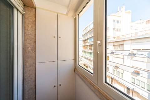 Apartamento T3 com varanda, ar condicionado e acesso a terraço comum, localizado em Entrecampos, Lisboa