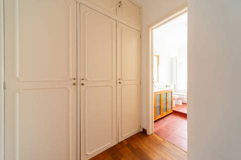 Apartamento T3 com varanda, ar condicionado e acesso a terraço comum, localizado em Entrecampos, Lisboa