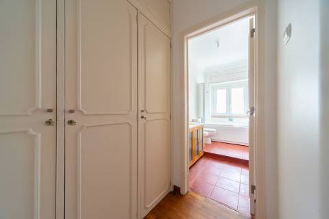 Apartamento T3 com varanda, ar condicionado e acesso a terraço comum, localizado em Entrecampos, Lisboa