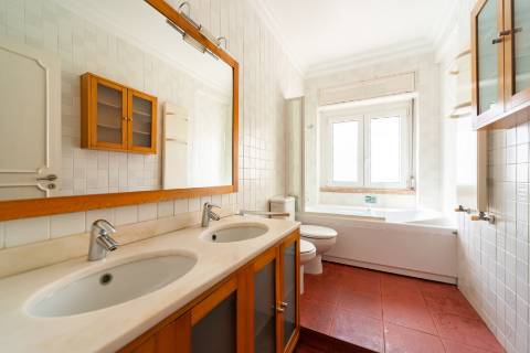 Apartamento T3 com varanda, ar condicionado e acesso a terraço comum, localizado em Entrecampos, Lisboa