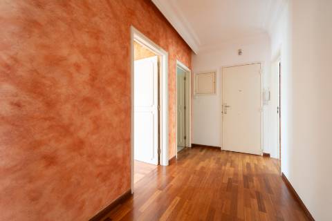 Apartamento T3 com varanda, ar condicionado e acesso a terraço comum, localizado em Entrecampos, Lisboa