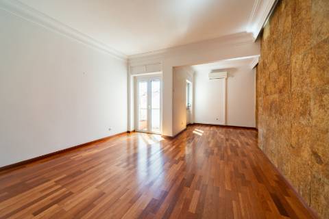 Apartamento T3 com varanda, ar condicionado e acesso a terraço comum, localizado em Entrecampos, Lisboa