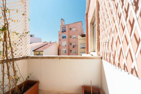 Apartamento T3 com varanda, ar condicionado e acesso a terraço comum, localizado em Entrecampos, Lisboa