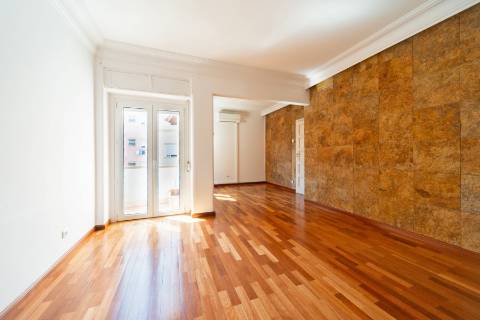 Apartamento T3 com varanda, ar condicionado e acesso a terraço comum, localizado em Entrecampos, Lisboa