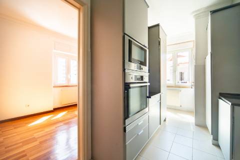 Apartamento T3 com varanda, ar condicionado e acesso a terraço comum, localizado em Entrecampos, Lisboa