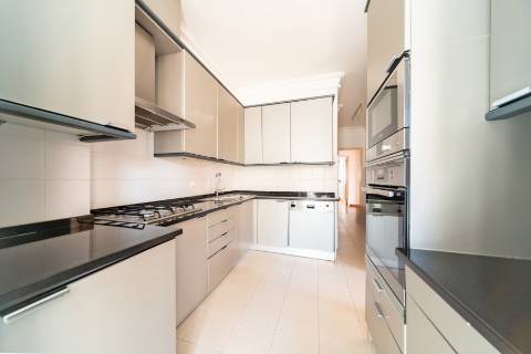 Apartamento T3 com varanda, ar condicionado e acesso a terraço comum, localizado em Entrecampos, Lisboa