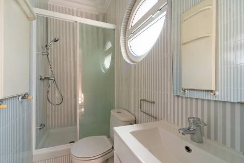 Apartamento T3 com varanda, ar condicionado e acesso a terraço comum, localizado em Entrecampos, Lisboa