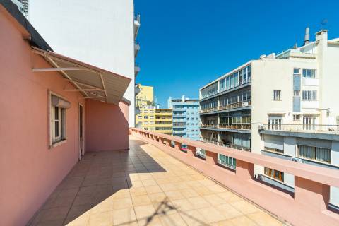 Apartamento T3 com varanda, ar condicionado e acesso a terraço comum, localizado em Entrecampos, Lisboa