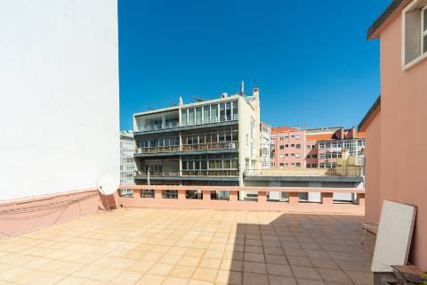 Apartamento T3 com varanda, ar condicionado e acesso a terraço comum, localizado em Entrecampos, Lisboa