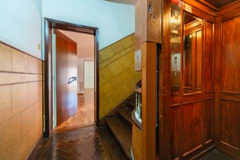 Apartamento T3 com varanda, ar condicionado e acesso a terraço comum, localizado em Entrecampos, Lisboa