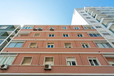 Apartamento T3 com varanda, ar condicionado e acesso a terraço comum, localizado em Entrecampos, Lisboa