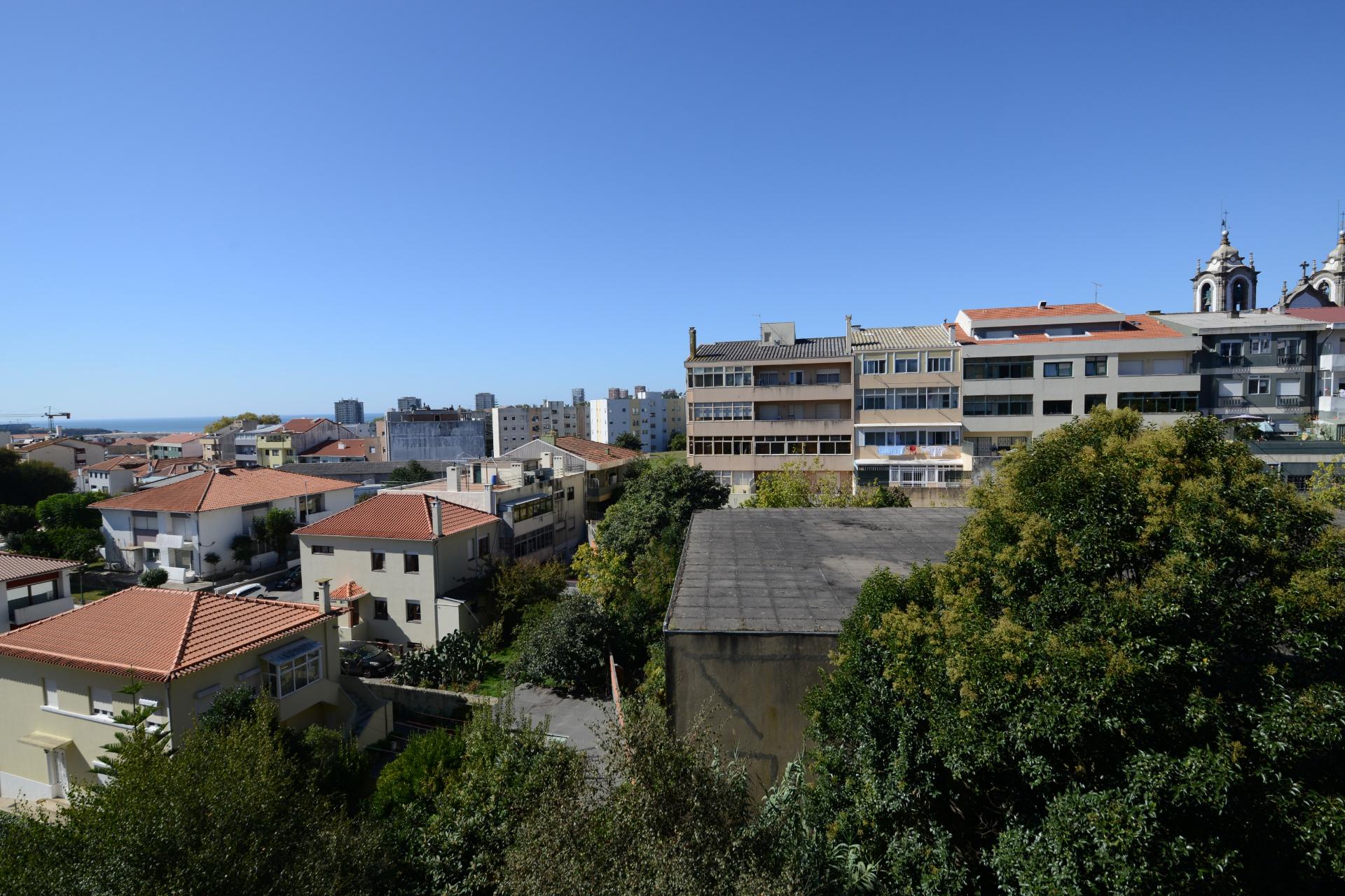 Apartamento T1+1 com Varanda e Garagem - Zona da Foz / Campo Alegre, Porto